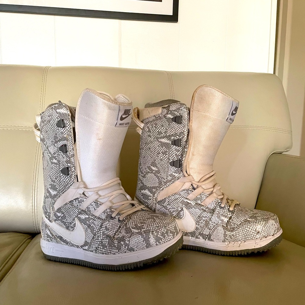 Nike snowboarding boots
